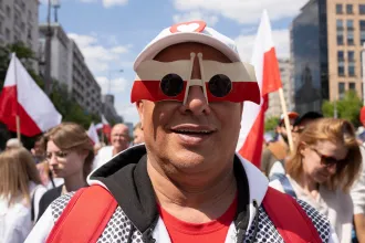 Dupla felvonulás Varsóban: az elnökválasztás két jelöltjének hívei egyszerre demonstráltak