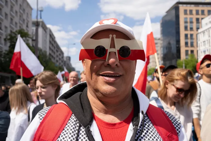 Dupla felvonulás Varsóban: az elnökválasztás két jelöltjének hívei egyszerre demonstráltak
