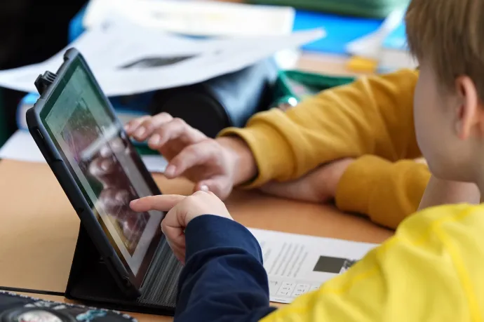 Az észtek nemhogy nem tiltják a mobilhasználatot az iskolákban, még az MI-t is bedobják az oktatásba