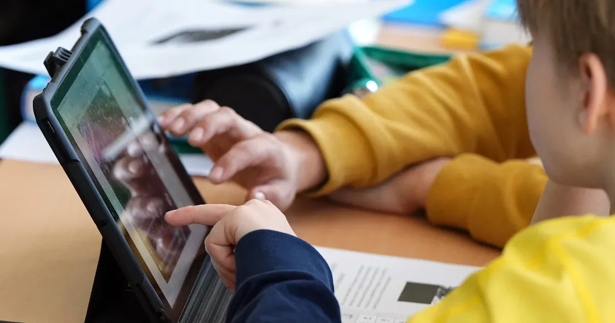 Az észtek nemhogy tiltják a mobilhasználatot az iskolákban, még az MI-t is bedobják az oktatásba