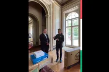 Magyar Péterék átadták a fóti gyermekotthonnak szánt ajándékokat