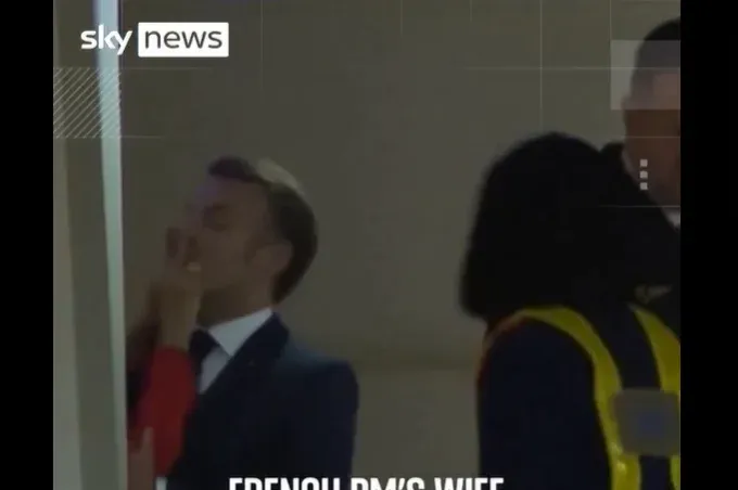 Túl korán nyílt ki a gép ajtaja, videóra vették, ahogy Emmanuel Macron fejét ellöki a felesége