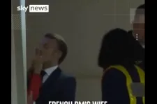 Túl korán nyílt ki a gép ajtaja, videóra vették, ahogy Emmanuel Macron fejét ellöki a felesége
