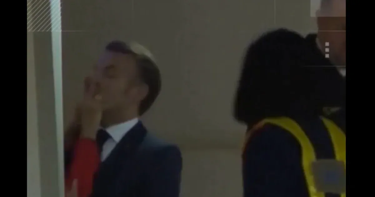 Véletlenül videóra vették, ahogy Emmanuel Macron arcát ellöki a felesége