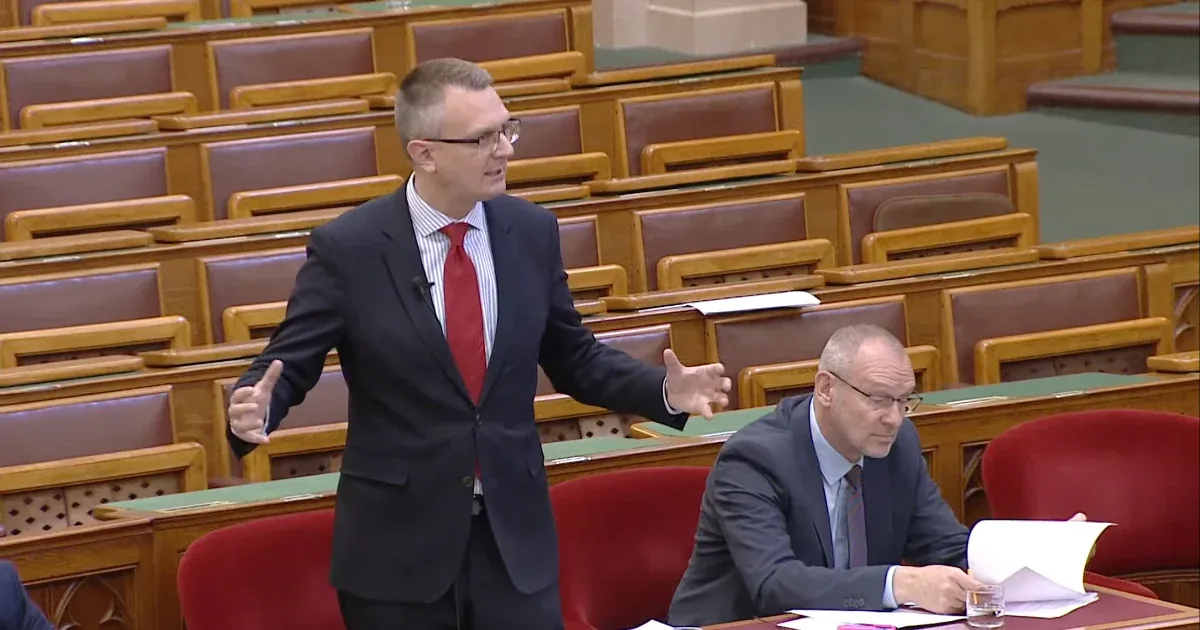 „Álljon a sarkára, legyen férfi!” – Rétvári Bence Novák Előd felszólítására se kért bocsánatot a rendőrtől, akinek a képét a KDNP népszerűsítésére használták