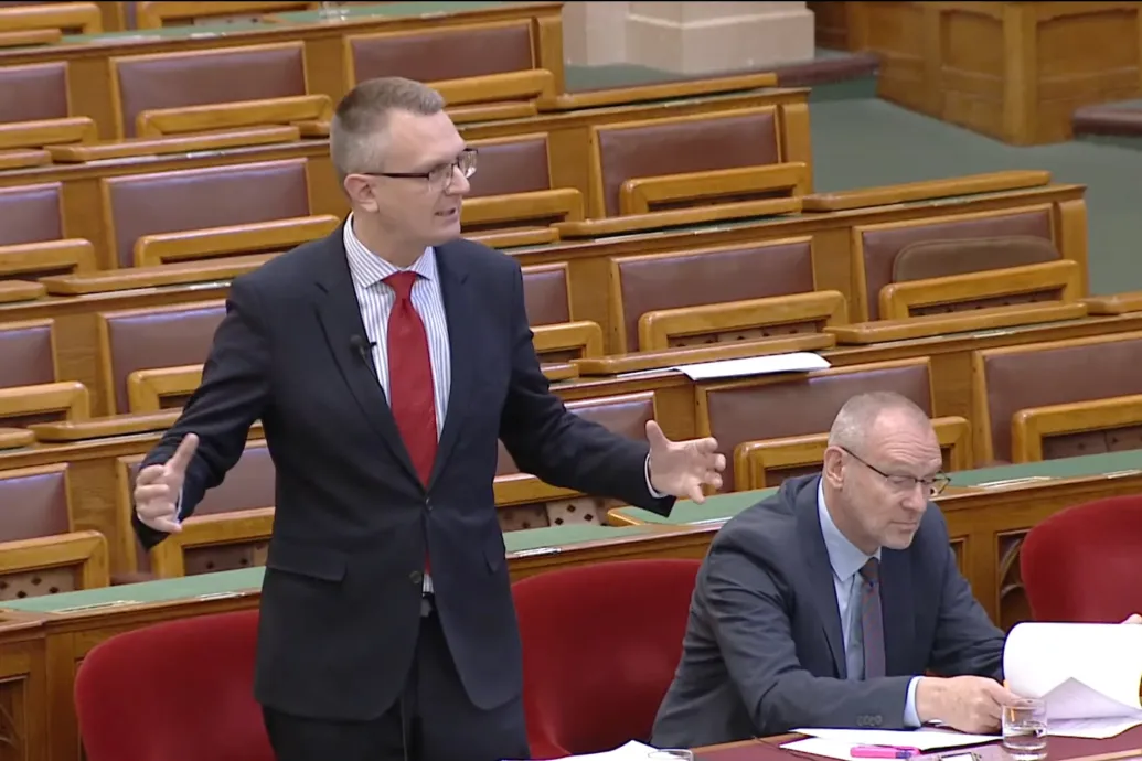 „Álljon a sarkára, legyen férfi!” – Rétvári Bence Novák Előd felszólítására se kért bocsánatot a rendőrtől, akinek a képét a KDNP népszerűsítésére használták