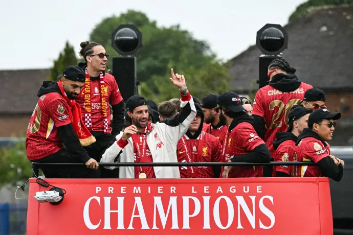 Több tízezer tomboló szurkoló között zajlik a Liverpool bajnoki parádéja