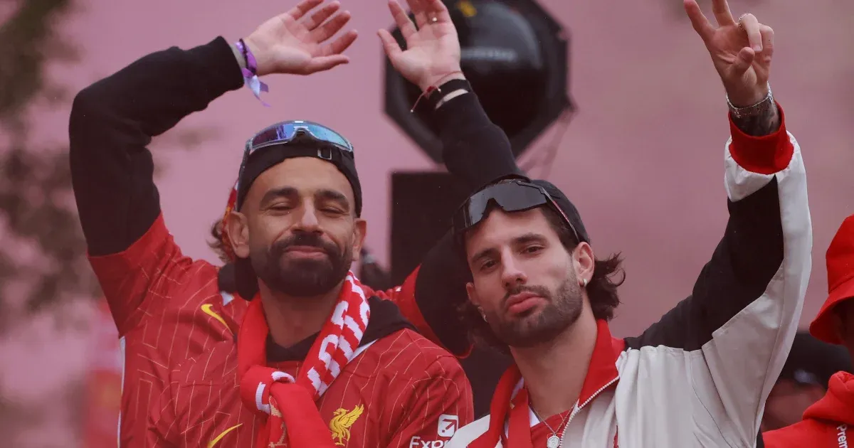 Több tízezer tomboló szurkoló között zajlik a Liverpool bajnoki parádéja