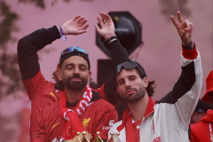 Több tízezer tomboló szurkoló között zajlik a Liverpool bajnoki parádéja