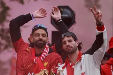 Több tízezer tomboló szurkoló között zajlik a Liverpool bajnoki parádéja