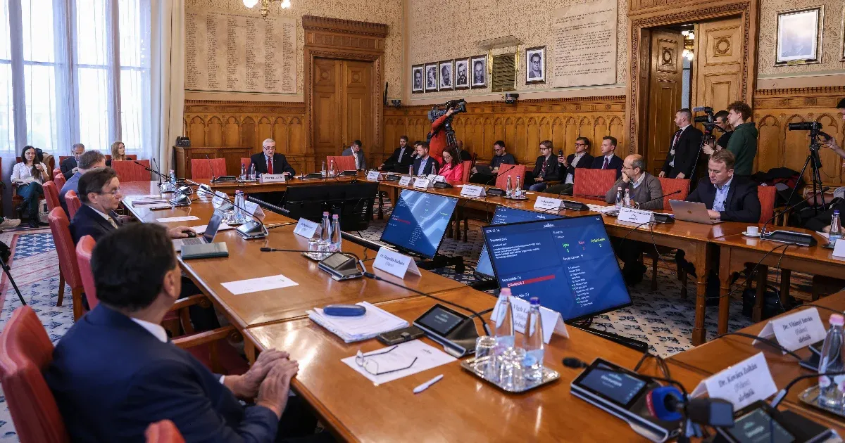 Állami tízmilliárdokból működő alapítvány kaphatja az adó 1 százalékokat, amit utólag vennének el a jegyzékre vett szervezetektől