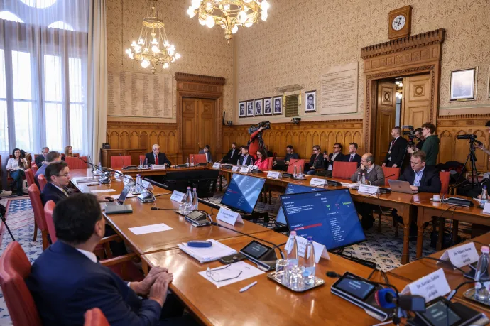 Állami tízmilliárdokból működő alapítvány kaphatja az adó 1 százalékokat, amit utólag vennének el a jegyzékbe vett szervezetektől