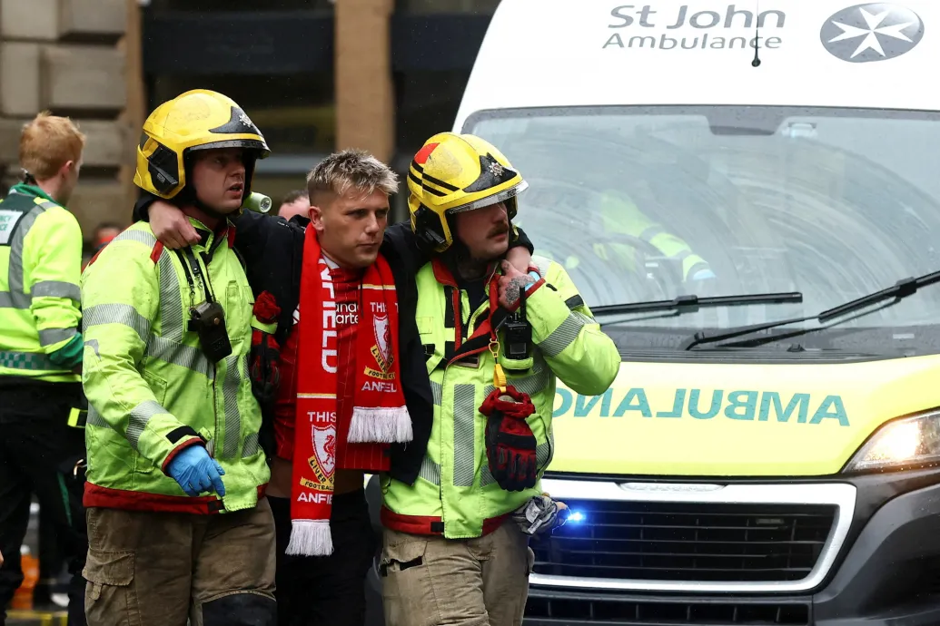 Több embert elgázoltak a Liverpool bajnoki parádéján, egy férfit őrizetbe vettek