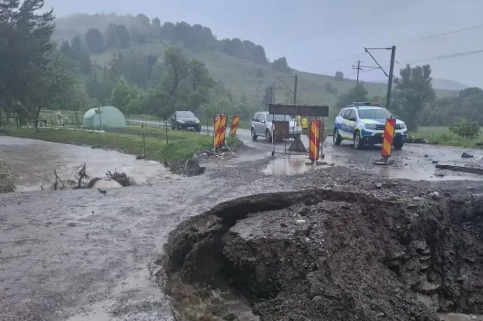 Elmosott az ár egy ideiglenes átjárót, több mint száz embert evakuáltak Kovászna megyében