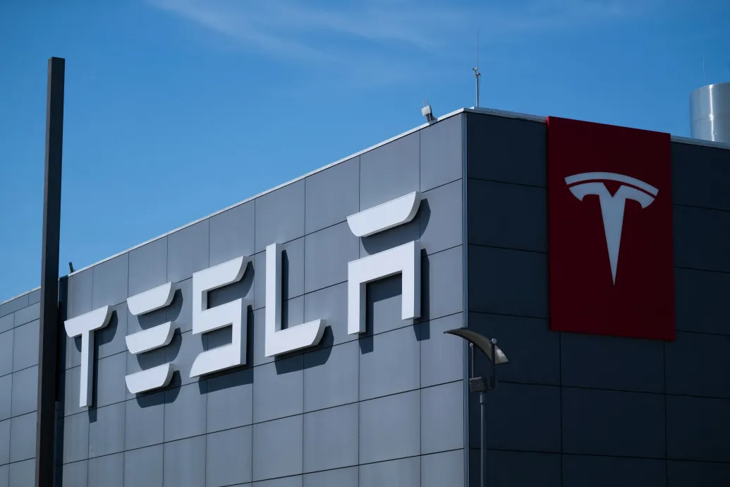 Felére estek vissza a Tesla eladásai Európában
