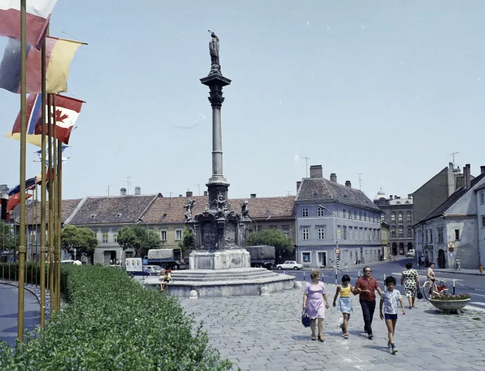 A Mária-oszlop Sopronban, a Várkerületben 1976-ban – Fotó: FŐFOTÓ / Fortepan