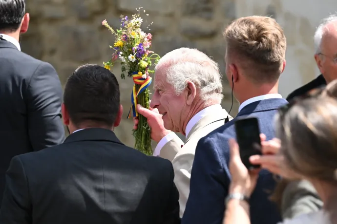 III. Károly a romániai látogatásait felemlegetve gratulált Nicușor Dannak