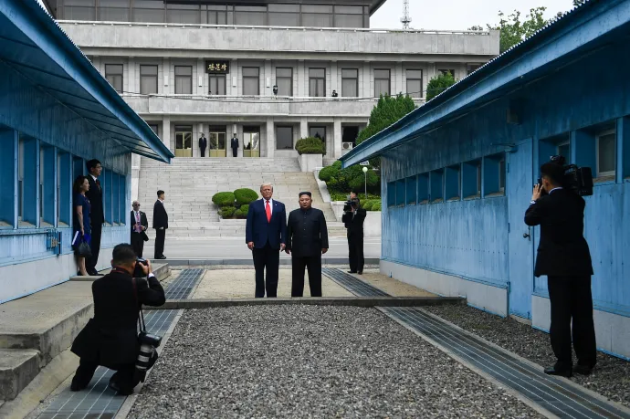 Donald Trump és Kim Dzsongun a panmindzsoni határállomáson 2019. június 30-án – Fotó: Brendan Smialowski / AFP