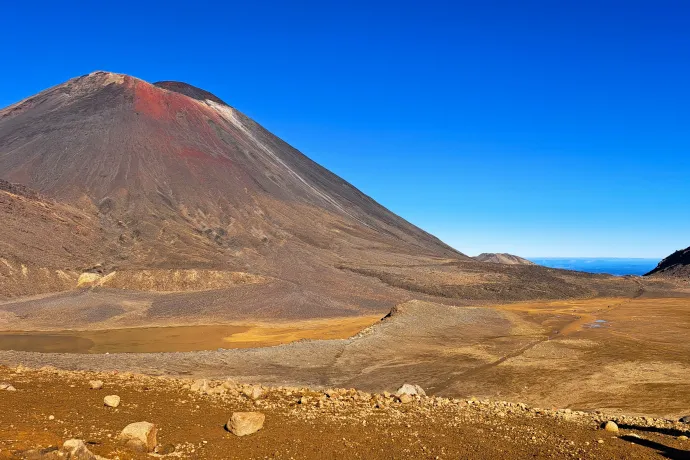 A Tongariro-vulkán és a közeli tavak – Fotó: Szakács Bernadett