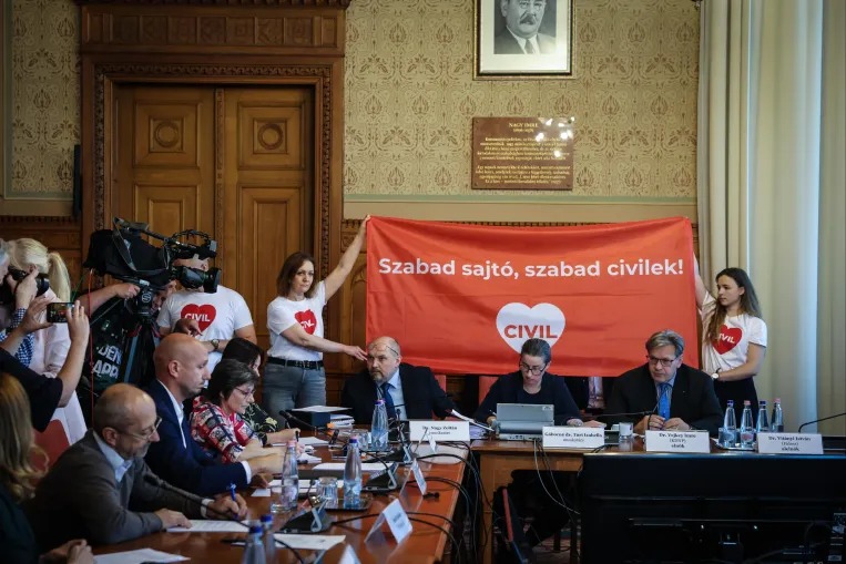 Justice Committee of Hungarian Parliament approves amended transparency bill, with further restrictions for those affected by it