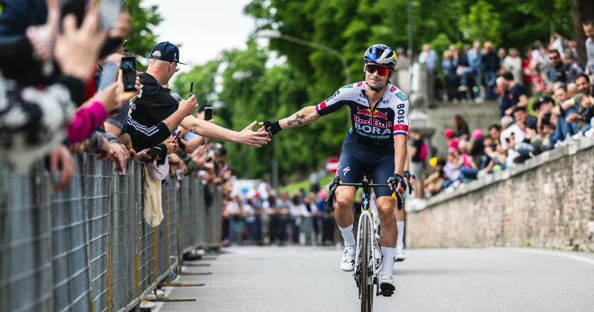 A sokadik bukása után feladta a Giro d'Italia kerékpárversenyt az egyik nagy esélyes