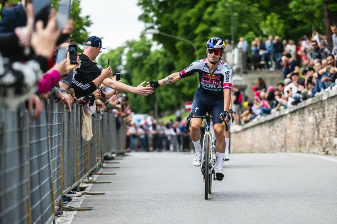 A sokadik bukása után feladta a Giro d'Italia kerékpárversenyt az egyik nagy esélyes