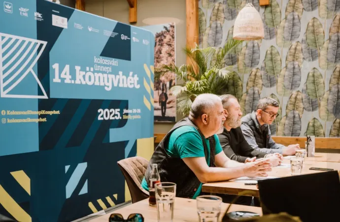 Szántai János, az E-MIL elnöke, Kinizsi Zoltán, az Iskola Alapítvány munkatársa, illetve Karácsonyi Zsolt, a Helikon főszerkesztője és az RMDSZ kultúráért felelős ügyvezető alelnöke beszélnek a programról – Fotó: Kolozsvári Ünnepi Könyvhét