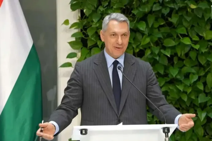 Minister of Construction and Transport, János Lázár at the press conference on 27 May – Photo: Telex