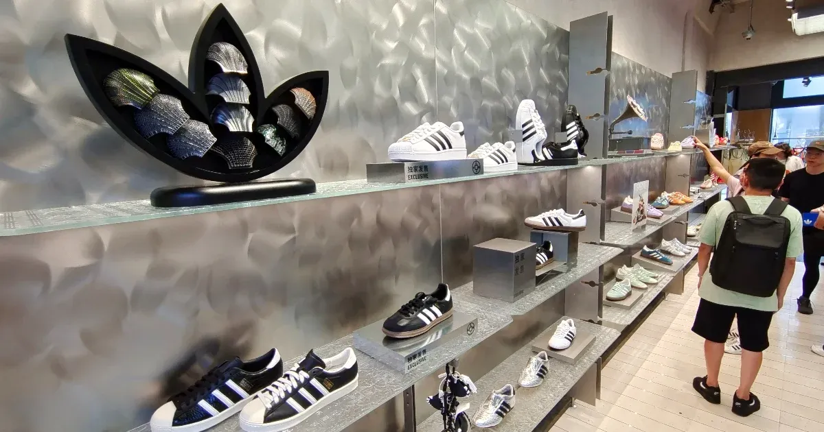 Kibertámadás érte az Adidast, hekkerek szerezték meg a vásárlók egyes adatait
