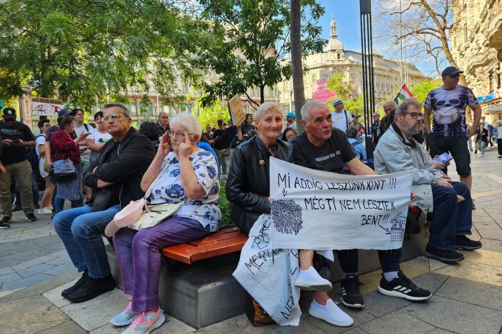 Hadházy vezetésével tüntetnek a Ferenciek terén a „Putyin kottájából írt törvények ellen”