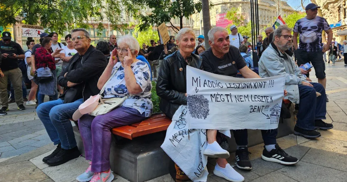 Tüntetők gyülekezete Hadházy Ákos vezetésével a Ferenciek terén a „Putyin kottájából írt törvények” ellen Tüntetők gyülekezete Hadházy Ákos vezetésével a Ferenciek terén a „Putyin kottájából írt törvények” ellen