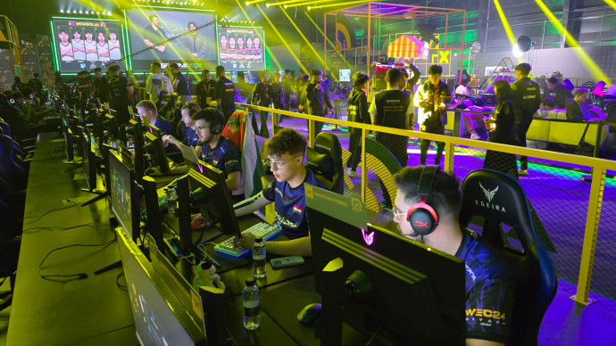Előtérben a magyar Counter-Strike 2-válogatott tagjai. Fotó: Hunesz