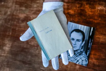 Halála után hat évvel megjelenik Tandori Dezső valóban első verseskötete