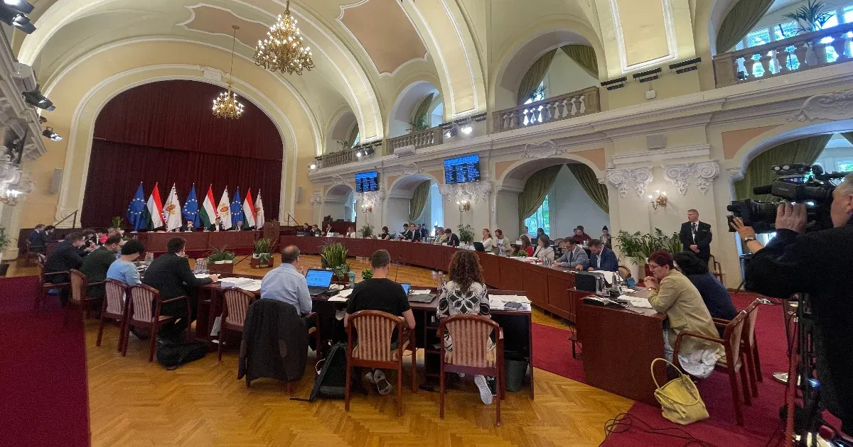 Pólóosztás, szórólapozás, papírmasé figurák, fasisztázás a Fővárosi Közgyűlés ülésén
