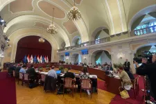 Pólóosztás, szórólapozás, papírmasé figurák, fasisztázás a Fővárosi Közgyűlés ülésén