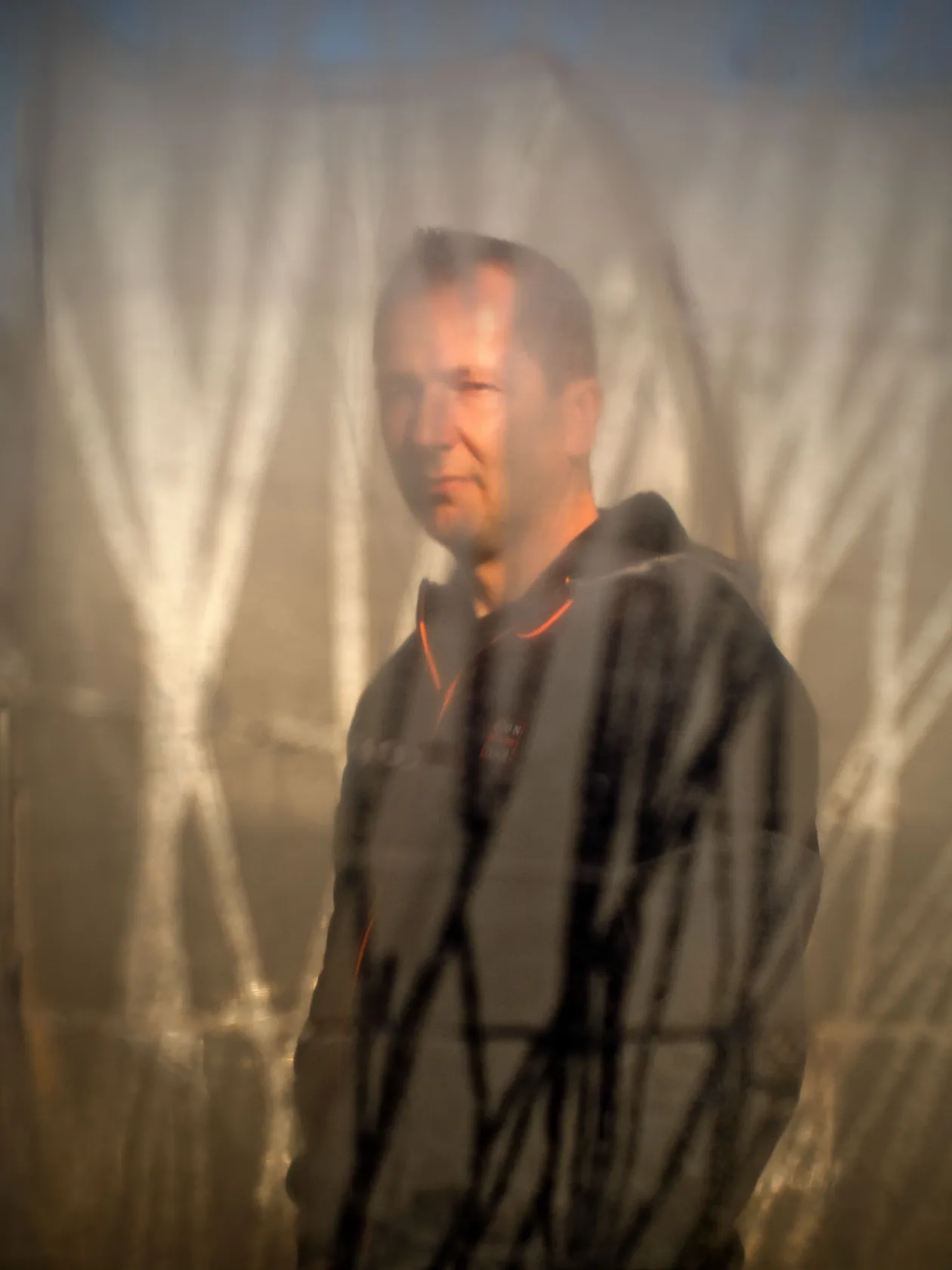 Tamás, tősgyökeres pusztai családi gazdálkodó a fóliasátra mögött – Fotó: Balázs Zsolt