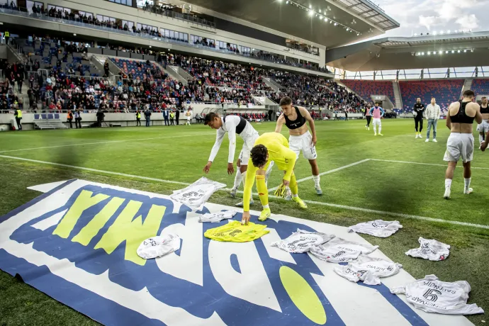 A Fehérvár FC játékosai a labdarúgó OTP Bank Liga utolsó, 33. fordulójában játszott Fehérvár FC–Debreceni VSC mérkőzés után a székesfehérvári Sóstói Stadionban 2025. május 24-én – Fotó: Székelyhidi Balázs / Fehérvárfc.hu