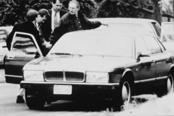 Aldrich Amest őrizetbe veszi az FBI 1994. február 2-án – Fotó: Jeffrey Markowitz / Sygma / Getty Images