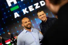 Időseket lehúzó banda fejével fotózkodott a Harcosok Klubján Menczer Tamás