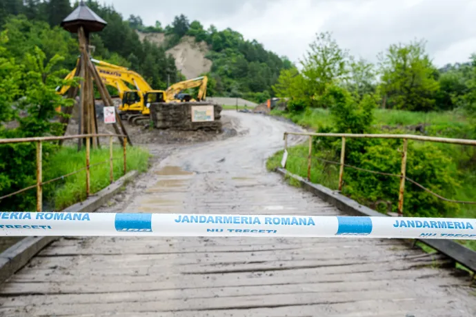 A parajdi sóbányát tulajdonló Salrom munkatársai vizsgálják a korábbi víznyelőket a sóbányák közelében 2025. május 28-án, a Só-szoros Parajd felőli bejáratát lezárták – Fotó: Veres Nándor / MTI