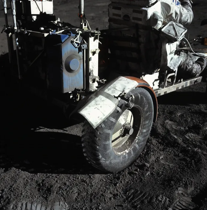 A holdautó kereke – Fotó: NASA