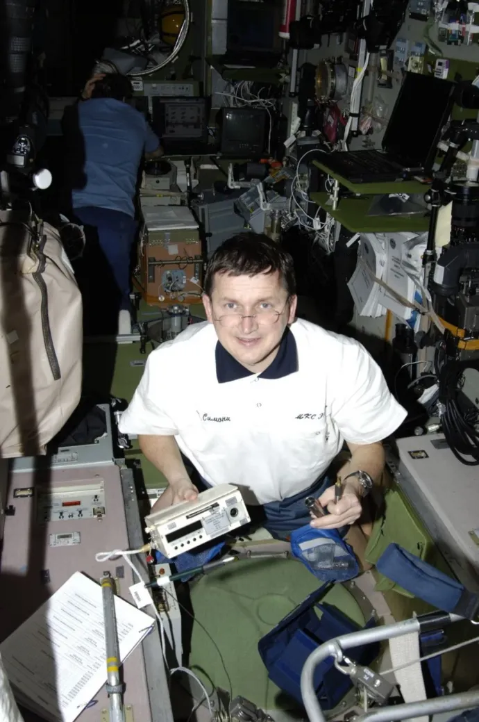 Charles Simonyi űrturista kezében a Pillével – Forrás: NASA