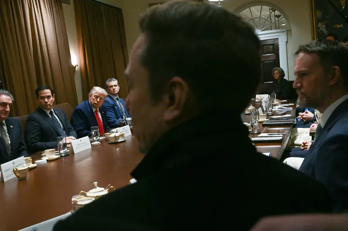 Elon Musk részt vesz Donald Trump 2025. április 10-i kabinetülésén, a háttérben Susie Wiles – Fotó: Brendan Smialowski / AFP
