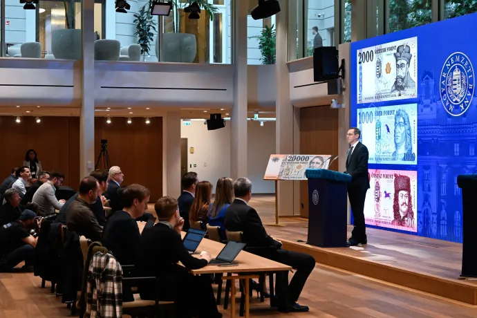 Varga Mihály, a Magyar Nemzeti Bank elnöke beszédet mond, miután jelképesen elhelyezte kézjegyét a forintbankjegyen a nemzeti bank budapesti székházában, 2025. március 12-én – Fotó: Máthé Zoltán / MTI