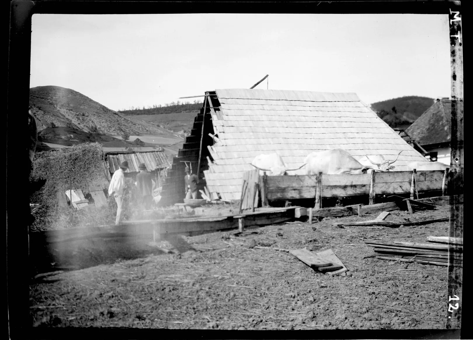 Magyarpéterlaka. istálló, amelyeket az 1912. május hó. 14-i tornádó odébb vitt. Maros-Torda vármegye, Magyarország 1912.V.22. – Fotó: Cholnoky Jenő Fényképtár / Cholnoky Jenő Hagyaték / Cholnoky Jenő Földrajzi Társaság