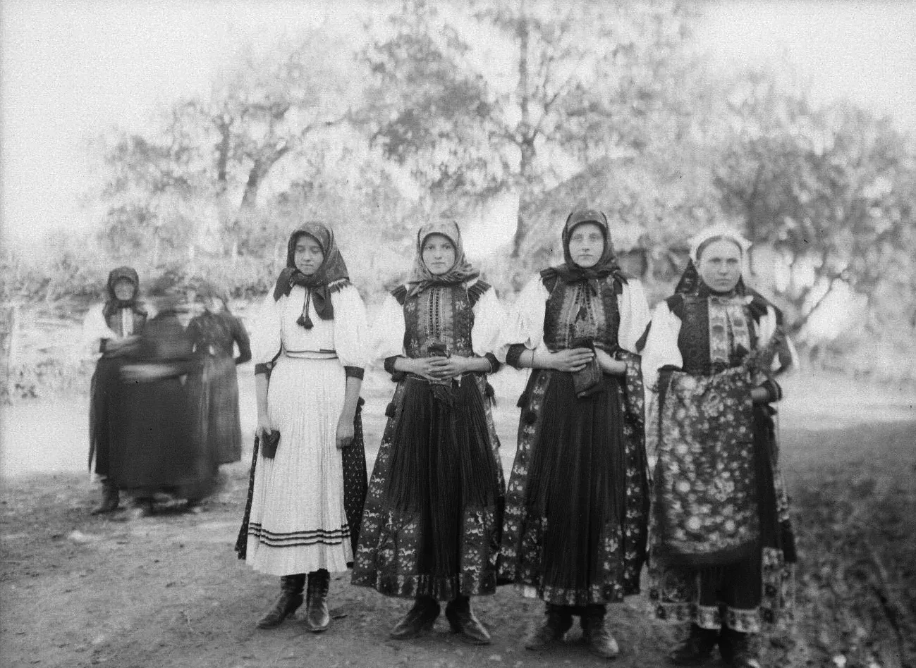 Gyerővásárhely. Leányok. Kolozs vármegye, Magyarország, 1913.X.19. – Fotó: Cholnoky Jenő Fényképtár / Cholnoky Jenő Hagyaték / Cholnoky Jenő Földrajzi Társaság