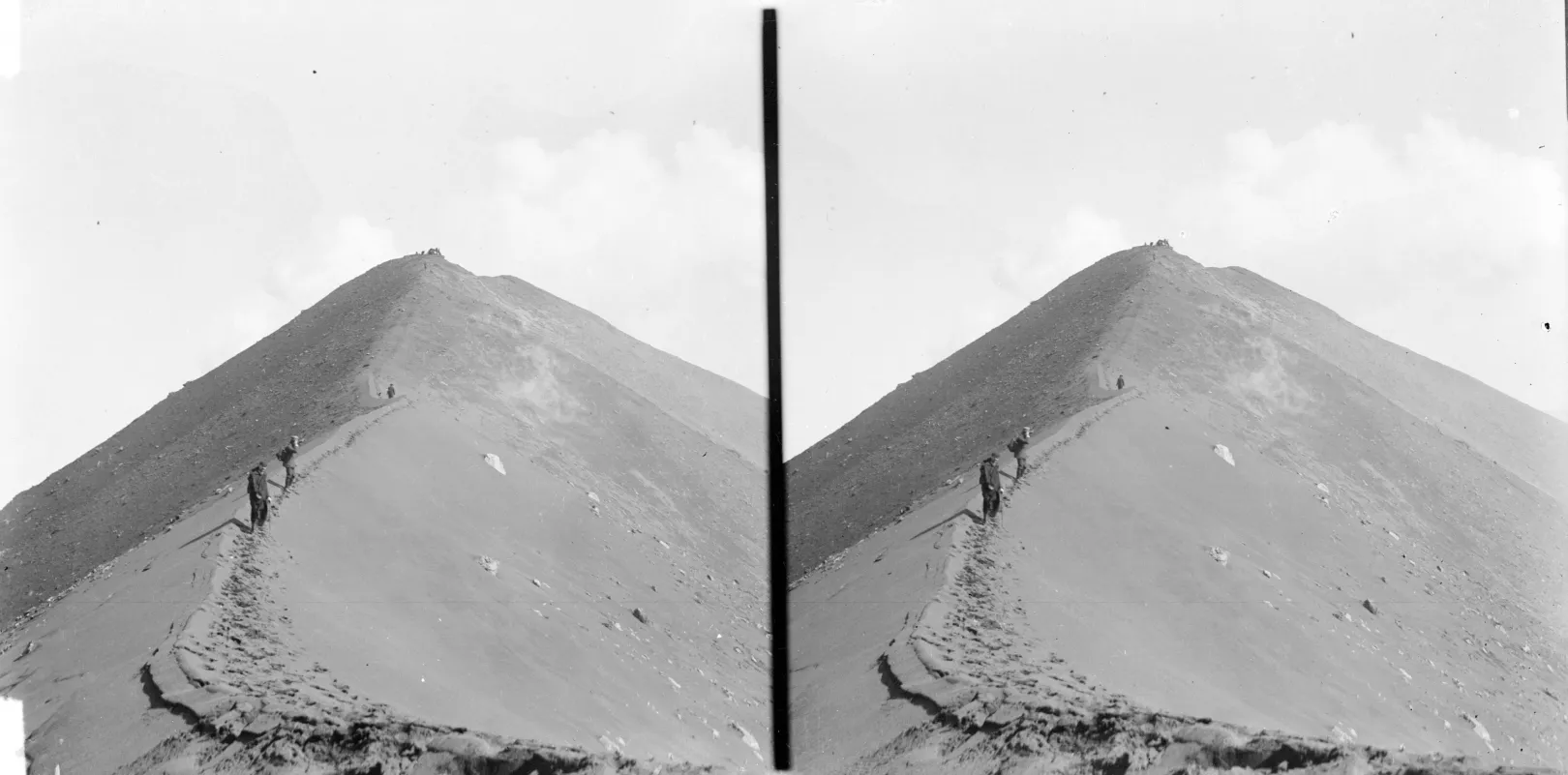 Stromboli. A Serra Vancori a kráterek felett, Itália – Fotó: Cholnoky Jenő Fényképtár / Cholnoky Jenő Hagyaték / Cholnoky Jenő Földrajzi Társaság