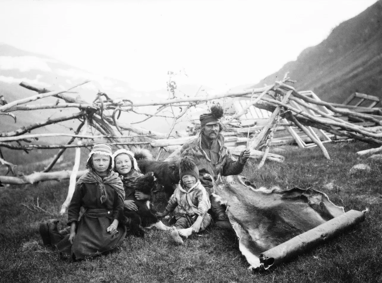 Lapp család Tromsö körül, Norvégia, 1910.VII.30. – Fotó: Cholnoky Jenő Fényképtár / Cholnoky Jenő Hagyaték / Cholnoky Jenő Földrajzi Társaság