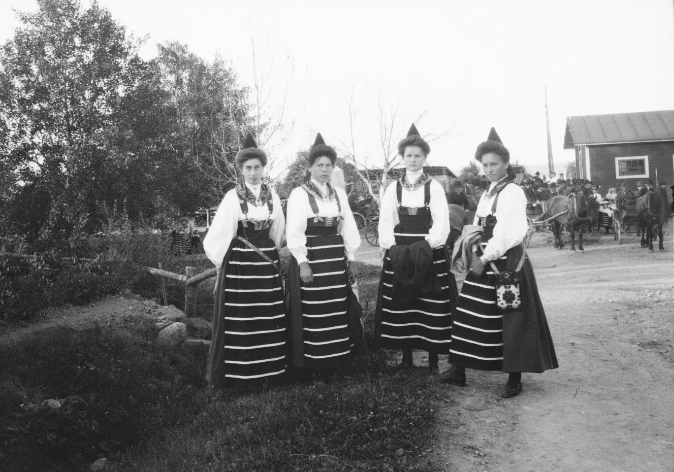 Morai nők Elfdalenben, Svédország, 1910.VIII.28. – Fotó: Cholnoky Jenő Fényképtár / Cholnoky Jenő Hagyaték / Cholnoky Jenő Földrajzi Társaság