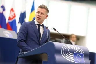 Heteken belül nyilvános lesz Magyar Péter, Deutsch Tamás és Dobrev Klára vagyonnyilatkozata